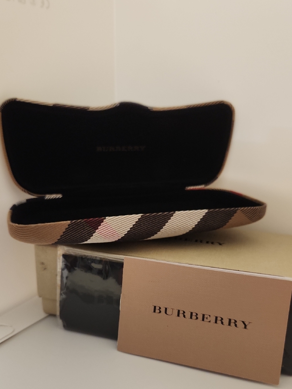 NIB Authentic Burberry case for eyeglasses. Includes microfiber cleaning cloth - Picture 2 of 8